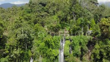 巴厘岛最大的瀑布的空中拍摄-塞库普尔瀑布。 旅游巴厘岛概念..